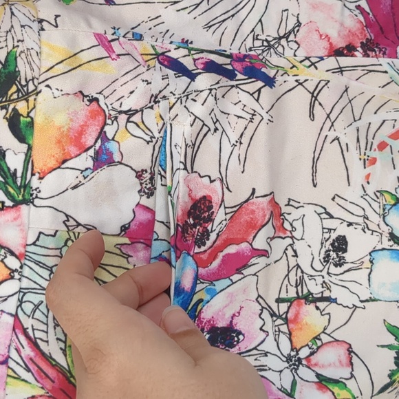 Express women's flat front shorts with hidden side zipper floral size 0 4" mid - Picture 5 of 8